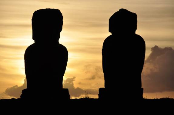 Um belíssimo pôr-do-sol em Tahai, ruína ao lado de Hanga Roa, a única cidade da Ilha de Páscoa, no Oceano Pacífico
